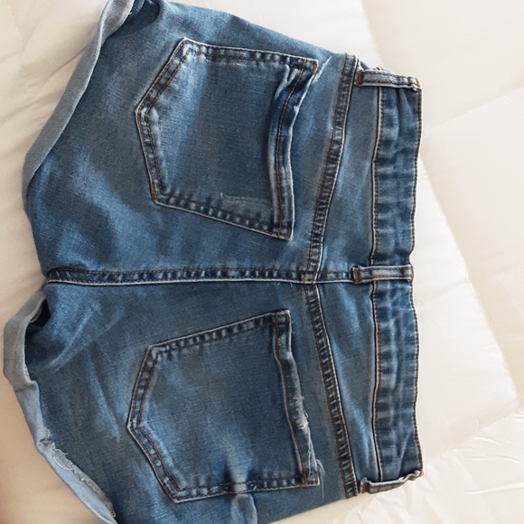 Womens shorts - Picture 3 of 3